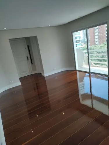 Restauração de piso de madeira. 