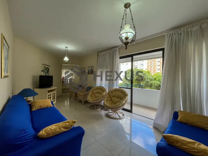 Apartamento com varanda a duas quadras da Praia das Pitangueiras, Guaruja
