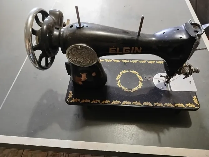 Máquina de costura Elgin 