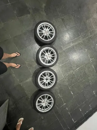Vendo rodas e pneus 215/45-17