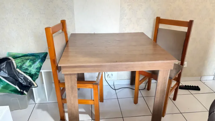 Mesa quadrada pequena de cozinha