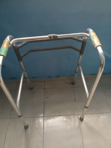 Andador em alumínio. Adulto novo