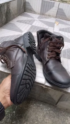 Bota cano curto.