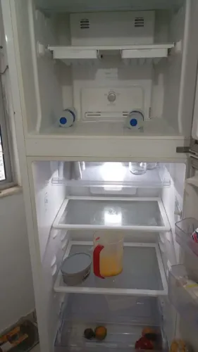 Vende-se não está gelando na parte de baixo