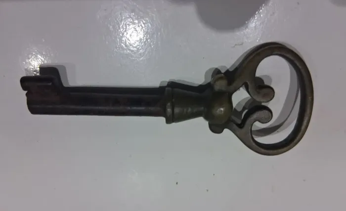 Chave antiga raridade para colecionadores 