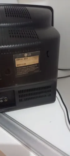 TV relíquia marca LG 14 polegadas funcionando com entrada vídeo e UHV