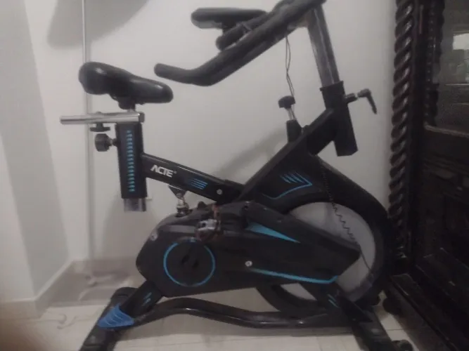 Defeito pedais da.  biiclecta magnética para ginástica marca acre e35 rodas ,6,5kg