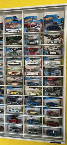 Coleção de carros Hotwheels lacrados com estante 