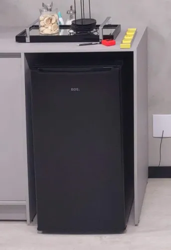 Frigobar usado EOS 93 LitrosPreto 110V