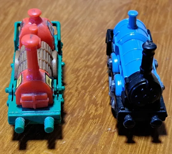 LOTE Nº 07 CONTENDO DOIS BRINQUEDOS - MINIATURA KINDER OVO - TRENZINHOS