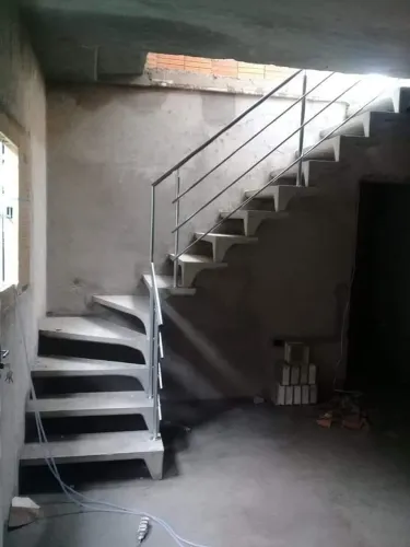 escada flutuante em pré-moldado