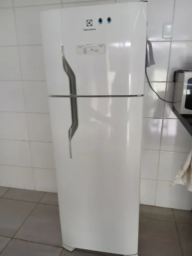 Geladeira Eletrolux 260L