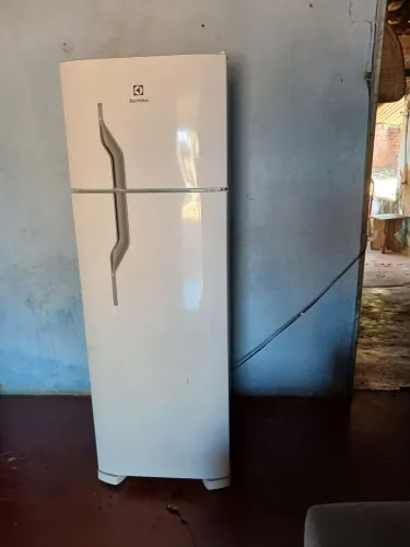 Vendo geladeira Electrolux seminova com um ano de uso e garantia, 260 litros, 1,65 metros