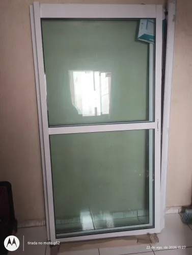 Porta de alumínio com vidro de 8 milímetros