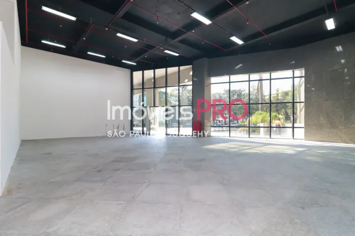Loja com pé direito duplo em prédio famoso na Berrini | 257 m² amplos e aproveitáveis