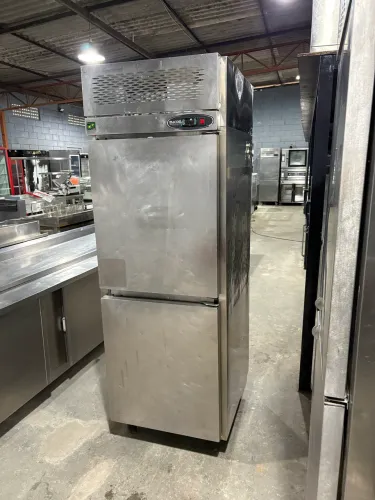 Geladeira Comercial Inox Macom - Ar Forçado | Controle Digital (Aceito Cartão)