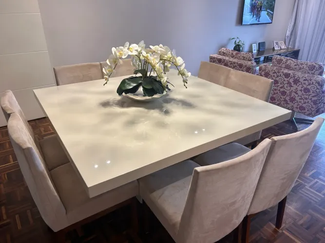 Mesa de jantar c/ 8 cadeiras