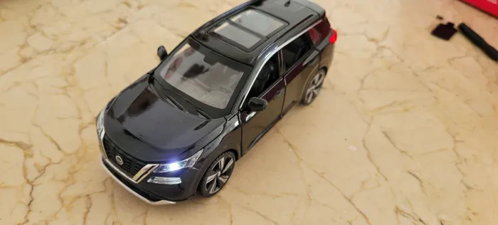 Miniatura 1:32 abre portas, possui luz e som  nissam xtrail