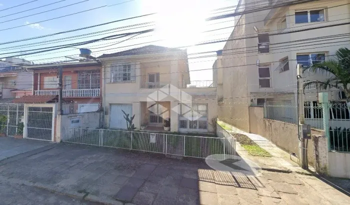 Casa Antiga com outra ao fundo (Ideal para construção de prédio)