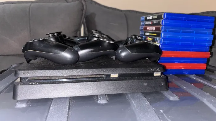 PLAYSTATION 4 + 10 JOGOS + 3 CONTROLES