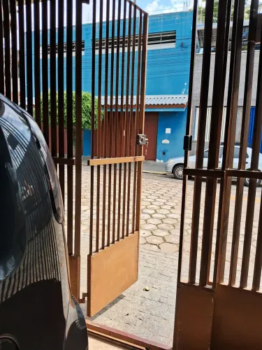 Para vender rapid0 1000 reais.Vendo portão de garagem medindo 4,40x2,60
