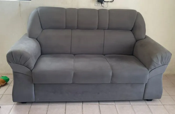 Vende-se sofá de 3 e 2 lugares .