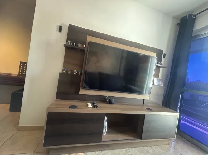 "Rack-estante para TV de até 55"" c/ 2 portas"
