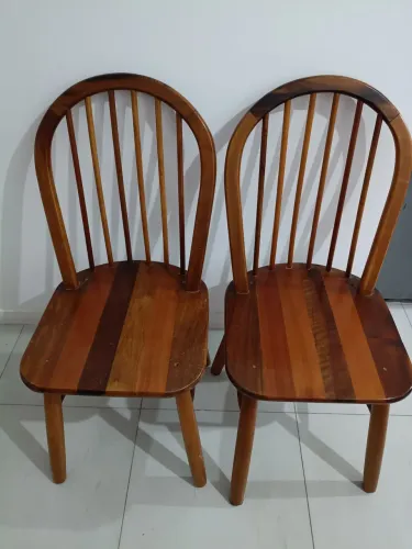 2 cadeiras de madeira mais um espelho 