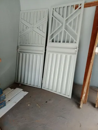 VENDO 2 PORTAS DE FERRO E 2 JANELAS DE FERRO
