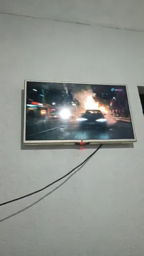 Vendo TV LG 32 polegadas com uma linha fina no meio da tela