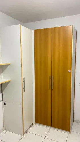 Armário modulado de canto 3 portas com acabamento em tom amadeirado MDP. Ponta da fruta VV