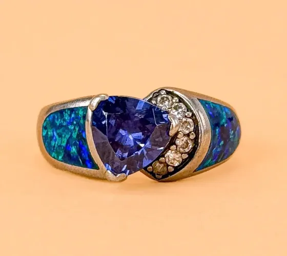 Anel exclusivo em Tanzanita, diamantes e esmaltado.