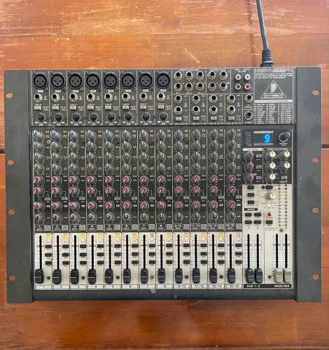 Mesa de Sôm Behringer xenyx 2222 fx usada.