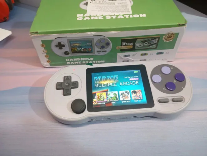 console portátil de jogos retro Data Frog SF2000.