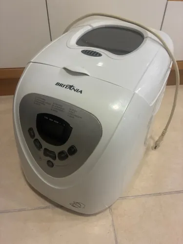 Máquina de pão Britânia precisa de reparo