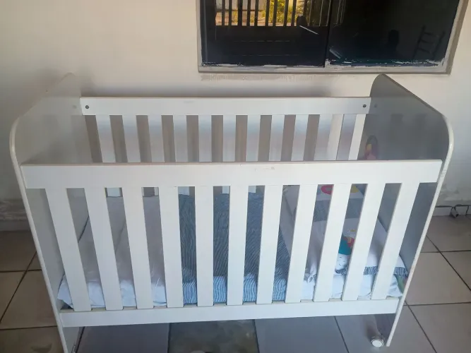 Berço em estado de novo.
