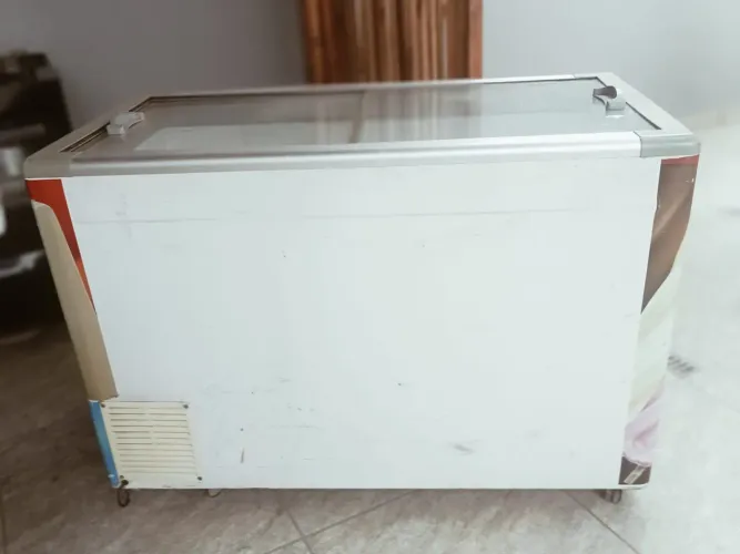 Vendo freezer horizontal com tampa de vidro , 220v funcionando e bem conservado.