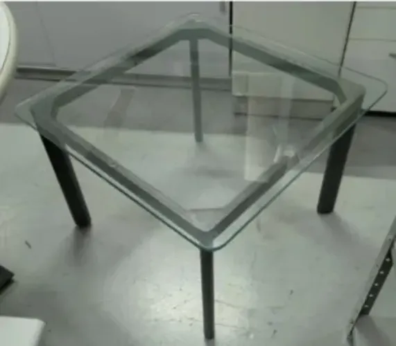 Mesa de centro de vidro e estrutura de ferro  