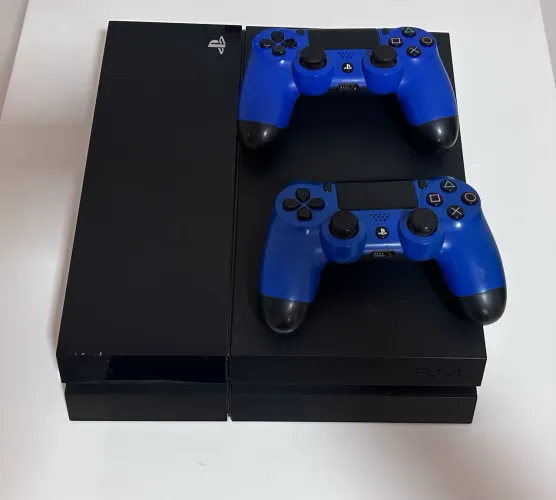 PS4 com 2 controles