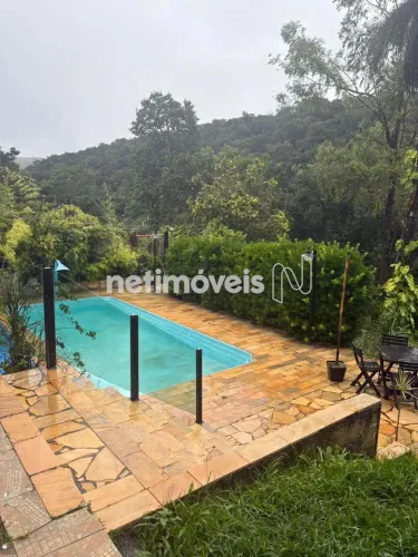 Uma casa encantadora no condomínio Vale do Ouro que é uma verdadeira joia.