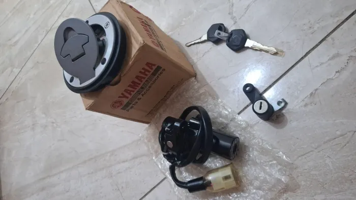 Kit chaves ignição e tampa tanque MT03 e R3 original yamaha