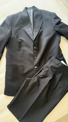 Terno preto usado uma única vez