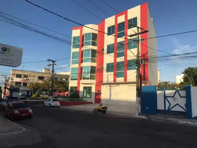 Salas comerciais para locação em prédio no Centro de Alagoinhas.