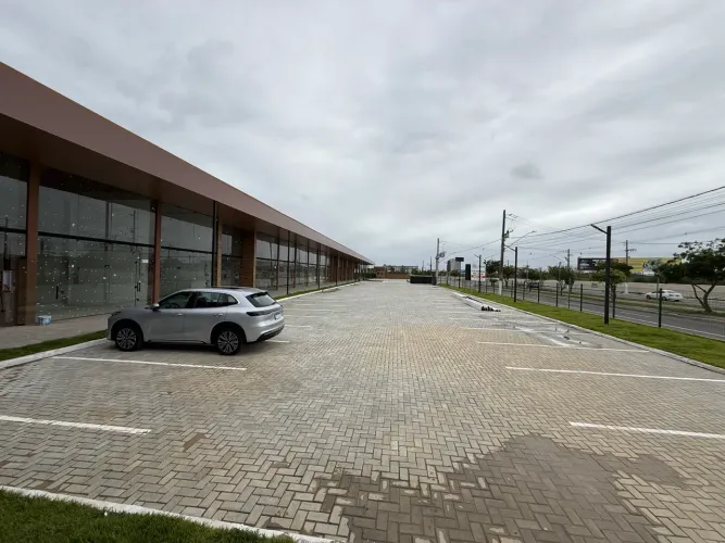 Lojas comerciais disponíveis para locação.