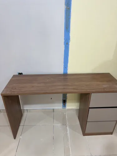 Mesa de Escritório com Gaveteiro Lateral em Madeira