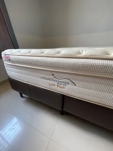 Cama Box Queen + Colchão King Koil de Molas Ensacadas