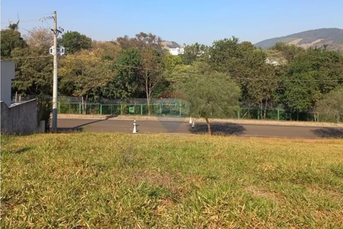 Terreno com vista pra área verde, em um dos endereços mais desejados! Sítio dos Ipês