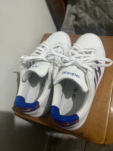 Tênis adidas 