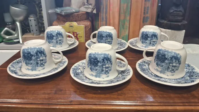 Conjunto belíssimo de 6 xícaras de Chá Cena Inglesa nas cores azuis e branco