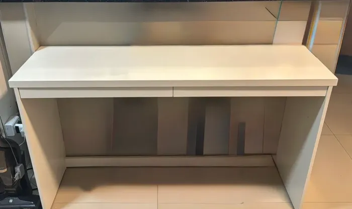 Escrivaninha/Mesa Branca Fosca com 2 Gavetas 133 cm em Perfeito Estado